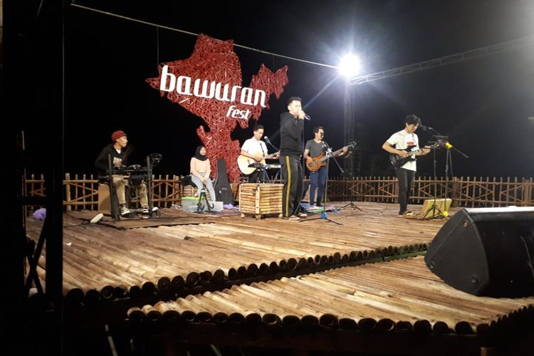 Pertunjukan musik di Puncak Sosok pada malam hari. Tempat wisata ini berada di Kabupaten Bantul, Yogyakarta.