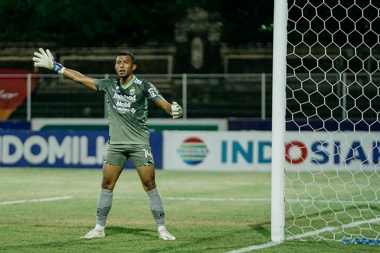 Penjaga gawang Persib Bandung Teja Paku Alam, saat mengawal gawangnya di laga pekan ke-21 Liga 1 2021-2022 antara Persib vs Persikabo 1973 yang berlangsung di Stadion I Gusti Ngurah Rai, Denpasar, Sabtu (29/1/2022).