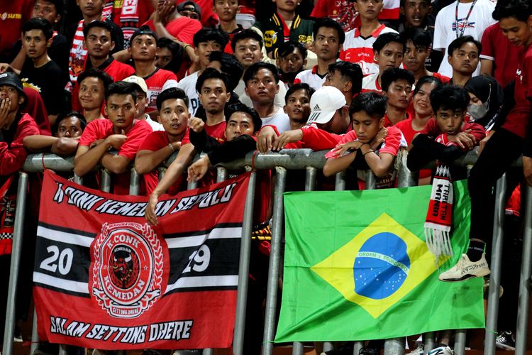Suporter Madura United memasang bendera Brasil saat pertandingan pekan 1 Liga 1 2022-2023 melawan Barito Putera yang berakhir dengan skor 8-0 di Stadion Gelora Madura Ratu Pamelingan Pamekasan, Sabtu (23/7/2022) malam.