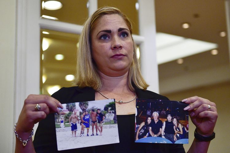 Mavys Alvarez menunjukkan foto memperlihatkan dirinya bersama Diego Maradona di Havana, Kuba, dalam konferensi pers di Buenos Aires, Argentina, pada Senin 22 November 2021. Alvarez bersaksi di depan Kementerian Kehakiman Argentina bahwa dia diperkosa dan menjadi korban perdagangan oleh Maradona.