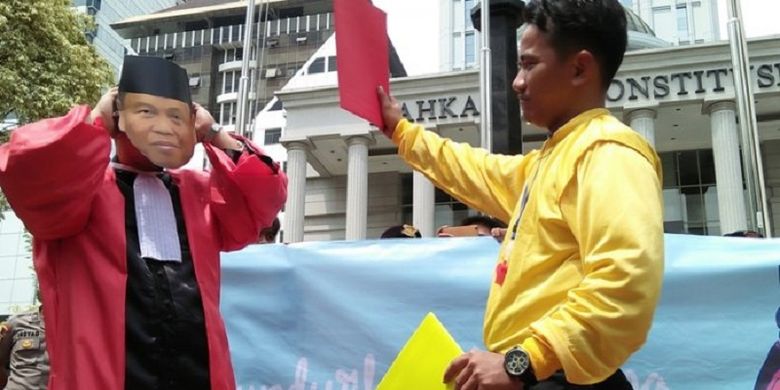 Aksi teaterikal desak Ketua Mahkamah Konstitusi Arief Hidayat mundur dari jabatannya digelar masa yang menamakan dirinya Koalisi Masyarakat Sipil Selamatkan Mahkamah Konstitusi (KMSSMK) pada Kamis (1/2/201) di depan gedung Mahakamah Konstitusi, Jakarta Pusat. 