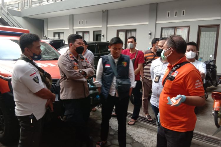 Anggota Polres Semarang melakukan olah TKP penemuan mayat di Hotel Utomo Bandungan