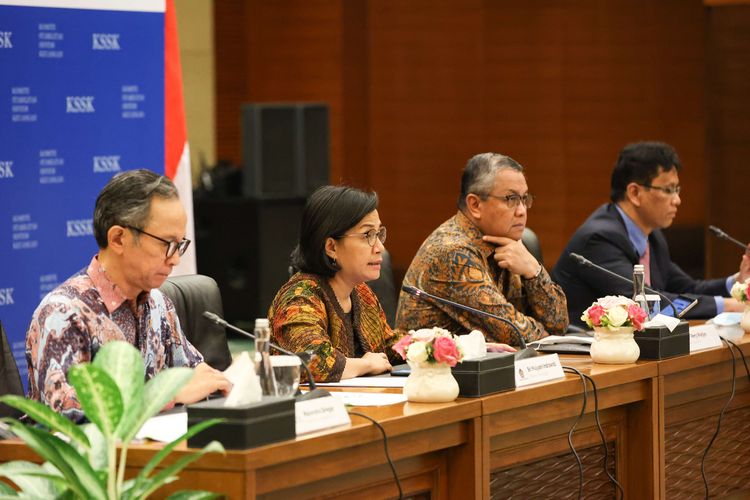 Komite Stabilitas Sistem Keuangan (KSSK) yang terdiri dari Ketua Dewan Otoritas Jasa Keuangan (OJK) Mahendra Siregar (kiri), Menteri Keuangan Sri Mulyani Indrawati (kedua dari kiri), Gubernur Bank Indonesia (BI) Perry Warjiyo (kedua dari kanan), Ketua Dewan Komisioner Lembaga Penjamin Simpanan (LPS) Purbaya Yudhi Sadewa menggelar jumpa pers di Kementerian Keuangan Republik Indonesia, Senin (1/8/2022). Stabilitas sistem keuangan pada kuartal II-2022 berada dalam kondisi yang terjaga meski di tengah tekanan global.