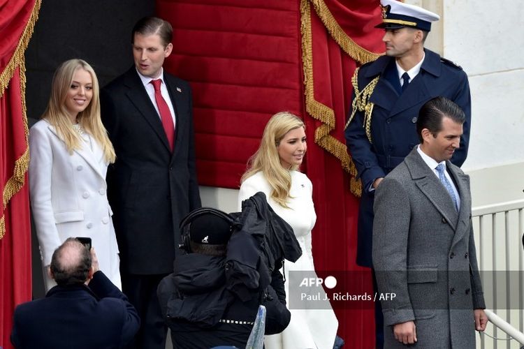 (Paling kiri ke kanan) Tiffany Trump, Eric Trump, Ivanka Trump, dan Donald Trump Jr pada pelantikan Presiden Donald Trump di US Capitol, Washington DC, AS, 20 Januari 2017.