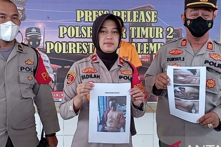 Kepala Kepolisian Sektor Ilir Timur II Palembang Kompol Fadilah Ermi dalam ungkap kasus dugaan penyiraman air keras di Palembang, Sumatera Selatan, Selasa (20/9/2022). 