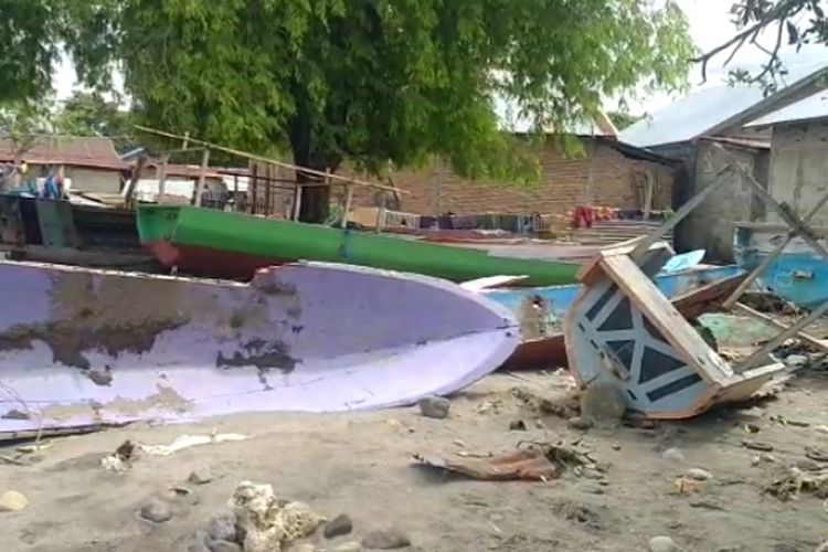 Foto: Kapal nelayan milik warga Desa Nangahale, Kecamatan Talibura, Kabupaten Sikka, NTT rusak akibat diterjang gelombang tinggi.