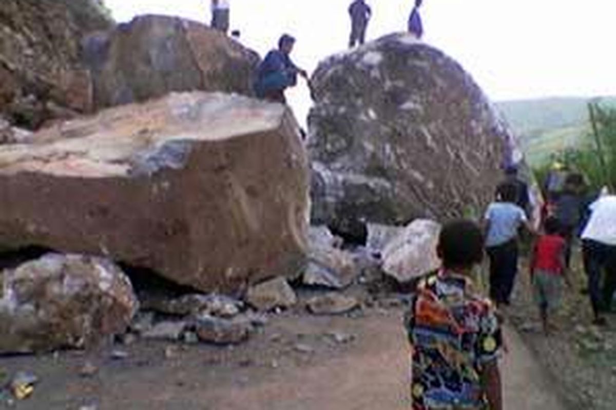 Jalur yang menghubungkan Ende-Maumere, Flores, Nusa Tenggara Timur (NTT) lumpuh total, karena badan jalan seluruhnya ditutupi batu besar akibat satu tebing longsor, Jumat (10/10).