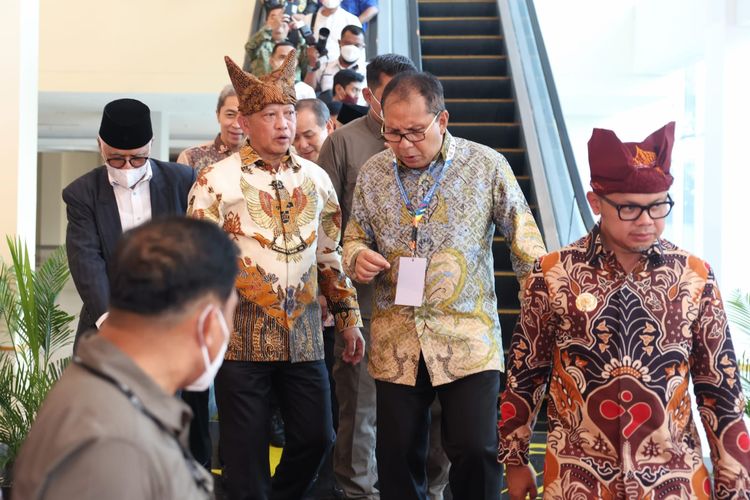 Wali Kota Makassar Danny Pomanto (kanan) bersama Menteri dalam Negeri (Mendagri) Tito Karnavian (kiri) saat menghadiri APEKSI XV di Padang, Sumatera Barat, Selasa (9/8/2022).