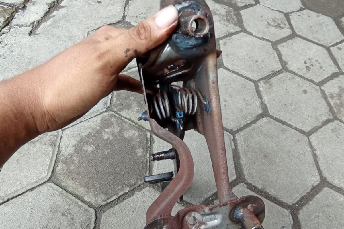 Penyebab pedal kopling bunyi dari dudukan pegaas pedal koling yang rusak