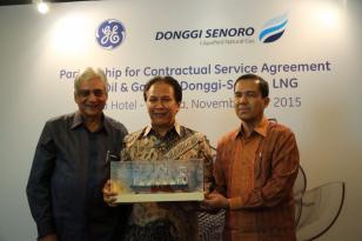 Berfoto dari kiri ke kanan Direktur Teknik PT Donggi Senoro LNG (DSLNG) Nizoo A Visram, Presiden Direktur GE Oil & Gas Indonesia Iwan Chandra, dan Presiden Direktur DSLNG Gusrizal usai penandatanganan perjanjian kontrak kerja sama pada Senin (30/11/2015).