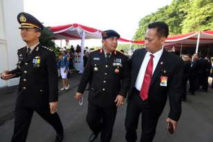 AKBP Kusworo Wibowo (kiri) dan Asintel Danpaspampres Kolonel Kav Purwito (kanan) menggelandang pria dengan seragam Polri berpangkat Brigjen di samping Istana Merdeka,  Jakarta Pusat, sebelum upacara peringatan Detik-Detik Proklamasi, Rabu  (17/8/2016). Pria dengan papan nama Luhut L Panjaitan ini mengaku sebagai warga kehormatan Brimob dan anak angkat Jenderal Yasin. 