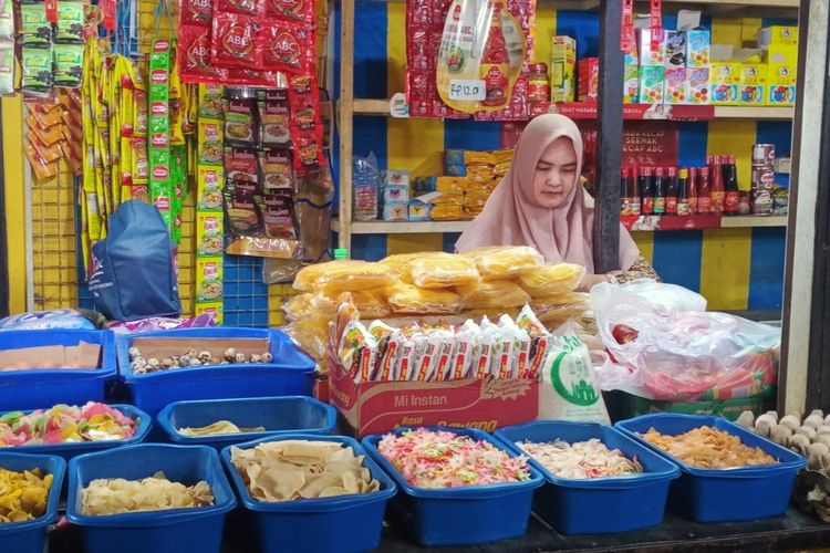 Salah satu pedagang sembako, Afi (44) di Pasar Besar Kota Malang, Jawa Timur pada Rabu (24/4/2024).