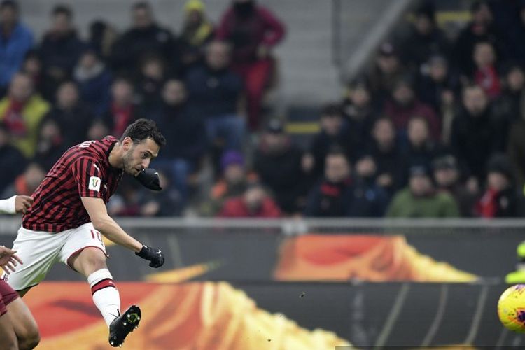 Gelandang AC Milan, Hakan Calhanoglu, mencetak gol ketiga AC Milan pada laga Coppa Italia kontra Torino di Stadion San Siro, 28 Januari 2020.
