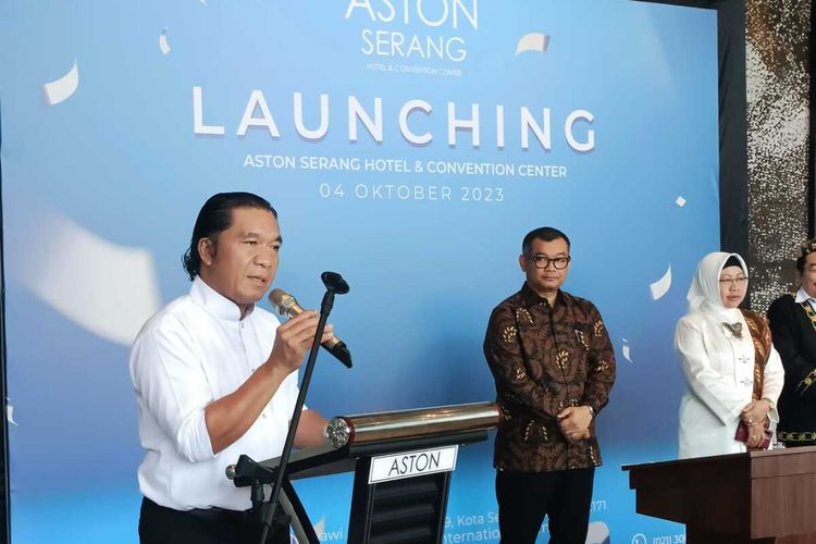 Penjabat Gubernur Banten Al Muktabar saat meresmikan Aston Serang Hotel and Convention Center. Al Muktabar menyebut berinvestasi di wilayahnya sangat menjanjikan karena dilengkapi infrastruktur seperti jalan tol, bandara, pelabuhan.