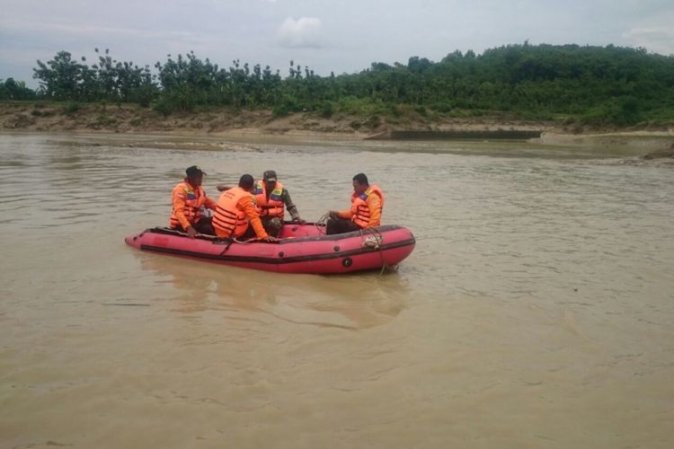 Petugas menyisir keberadaan Samirin (50) yang dikabarkan jatuh tercebur ke bendungan di Desa Penganten, Kecamatan Klambu, Kabupaten Grobogan, Jawa Tengah, Kamis (14/12/2017). 