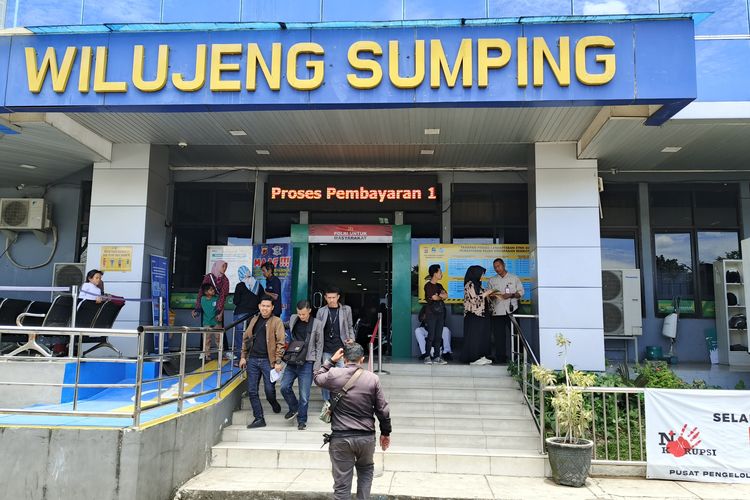 Kunjungan wajib pajak ke Kantor Samsat Soekarno Hatta di Kota Bandung, Jawa Barat meningkat setelah diberlakukannya program penghapusan denda tunggakan pajak kendaraan bermotor, Kamis (20/3/2025).