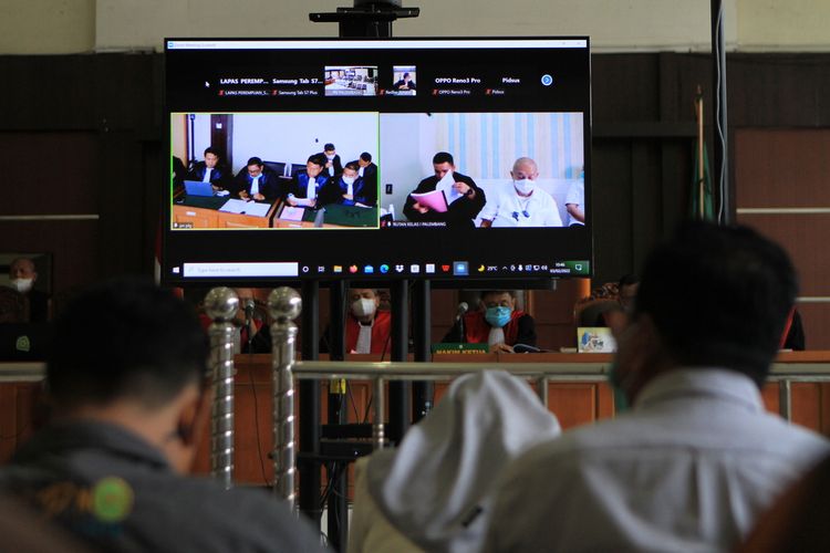 Proses persidangan mantan Gubernur Sumsel Alex Noerdin yang berlangsung di Pengadilan Negeri Palembang, Kamis (3/2/2022).