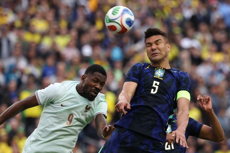 Gelandang timnas Brasil, Casemiro, menyundul bola melawan penyerang timnas Perancis Marcus Thuram pada laga persahabatan antara Brasil dan Prancis di Stadion Gillette di Foxborough, Massachusetts, pada 26 Maret 2026.