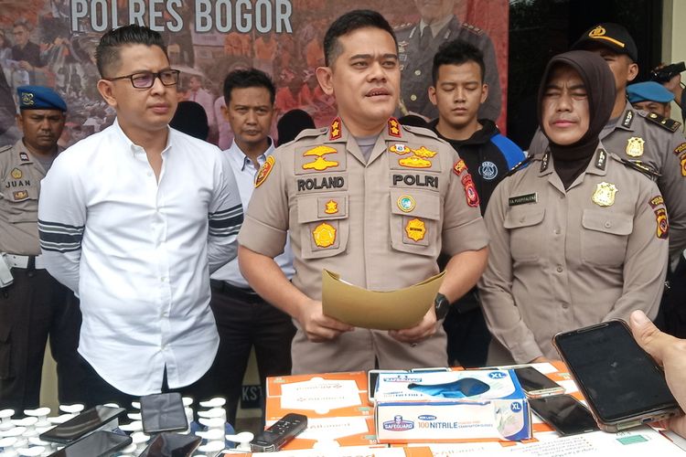 Kapolres Bogor AKBP Roland Ronaldy saat menunjukkan barang bukti di Mapolres Bogor Cibinong Kabupaten Bogor Jawa Barat, Senin (9/3/2020).