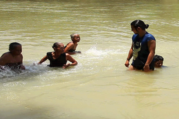 Ramon Y. Tungka bersama anak-anak Desa Plana, Banyumas, bermain Kunclungan. 
