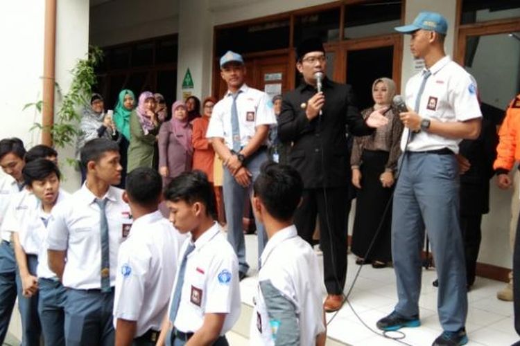 Wali Kota Bandung Ridwan Kamil saat berbincang bersa sejumlah siswa SMAN 6 Bandung, Selasa (28/2/2017) pagi, terkait i siden terorisme di Bandung. KOMPAS.com/DENDI RAMDHANI