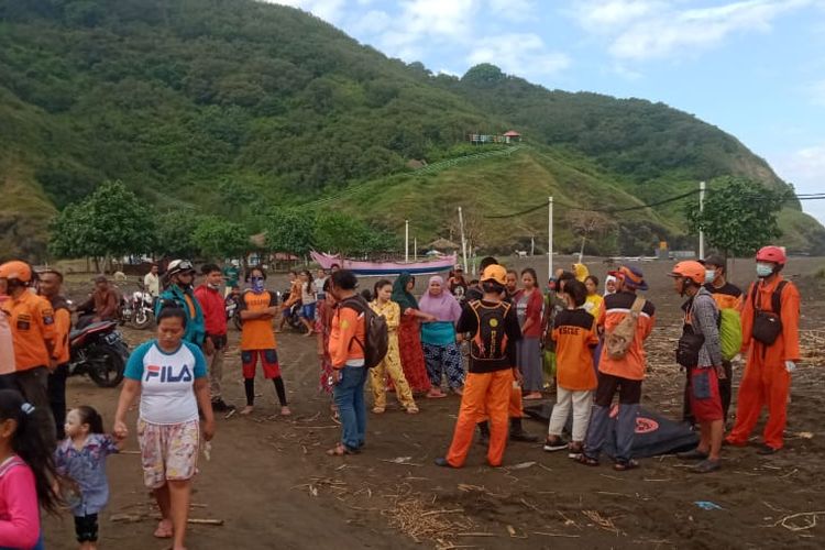 Ferdiansyah (9) warga Dusun Tenggiling Desa Kemiri Kecamatan Panti  yang tenggelam di Pantai Payangan berhasil ditemukan pada Selasa (13/4/2021)