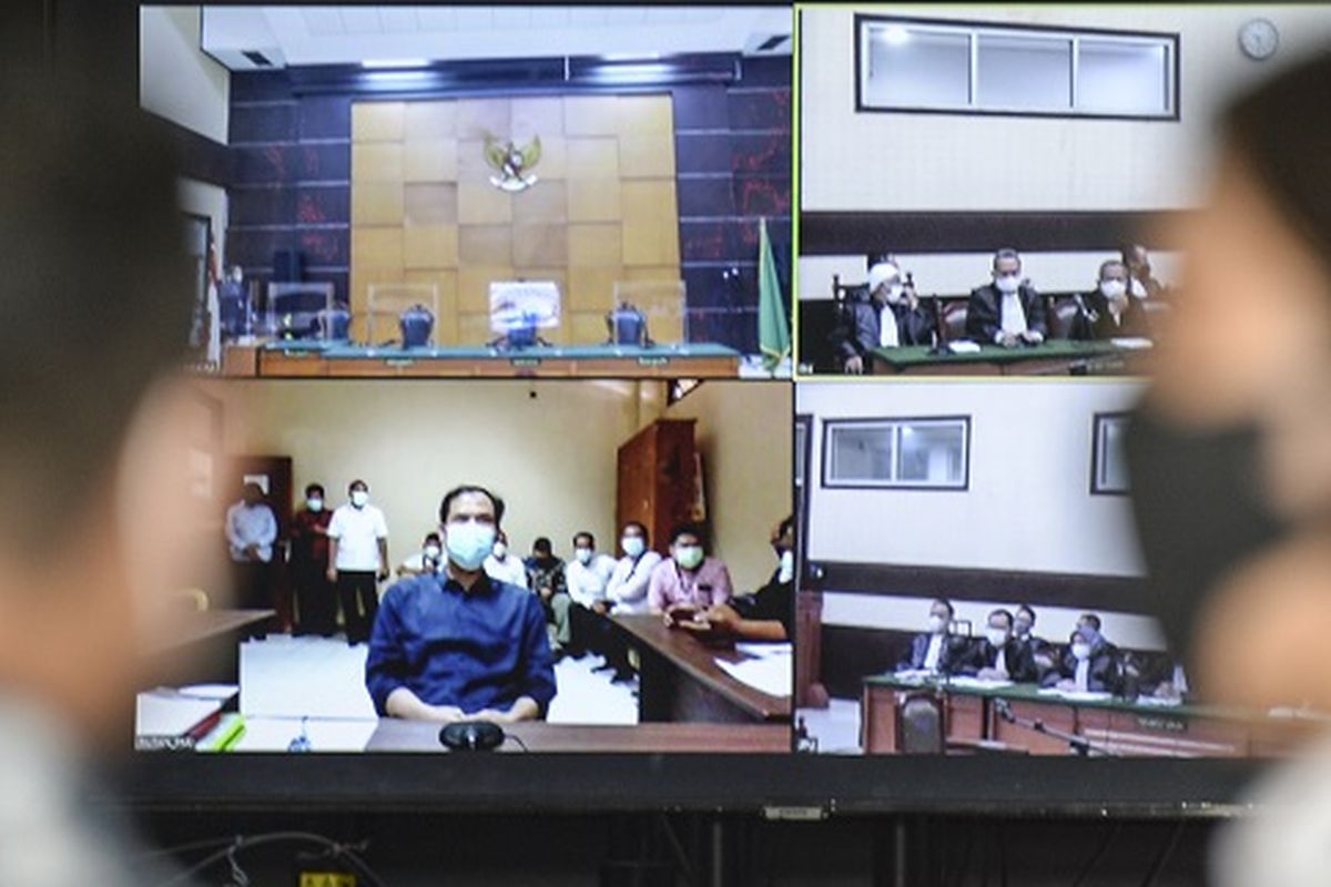 Layar televisi menampilkan jalannya sidang perdana kasus dugaan terorisme dengan terdakwa Munarman yang berjalan secara daring di Pengadilan Negeri Jakarta Timur, Rabu (1/12/2021). Sidang perdana yang berjalan secara daring tersebut beragendakan pembacaan dakwaan dari Jaksa Penuntut Umum. ANTARA FOTO/M Risyal Hidayat/foc.