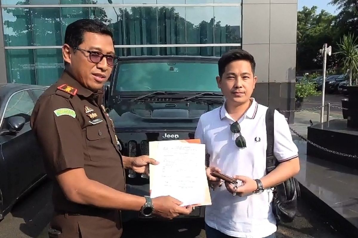 Kepala Kejari Jaksel, Haryoko Ari Prabowo menyerahkan mobil Jeep Wrangler Rubicon milik Mario Dandy Satriyo kepada pemenang lelang di Kejaksaan Negeri Jakarta Selatan (Kejari Jaksel) pada Kamis (20/6/2024).