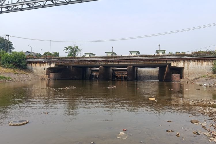 Kali Bekasi Menyusut Imbas Kemarau, Warga Diminta Hemat Air
