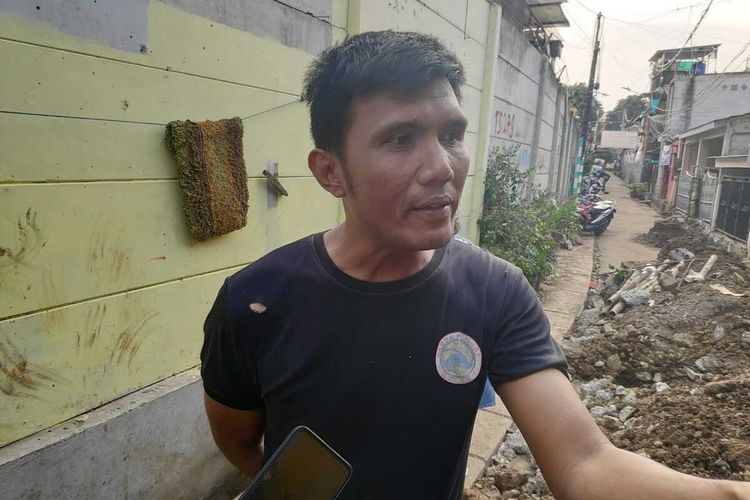 Joko Suseno (38) pemilik rumah yang ambruk di Jalan Kayu Manis IX, Matraman, Jakarta Timur, Sabtu (14/12/2019)