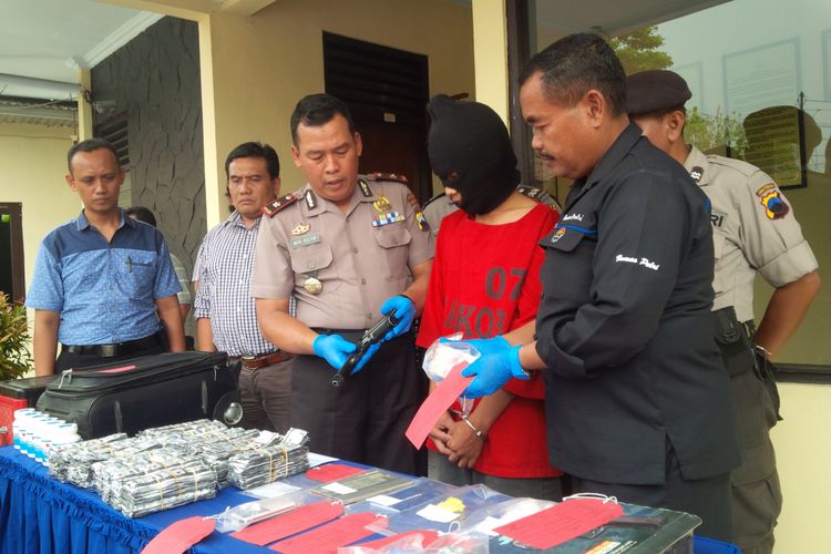 Suluh Prahasto (34), warga Kelurahan Gabahan, Semarang Tengah diamankan oleh polisi berikut barang bukti sebanyak 15.588 butir tablet obat berbagai merk dari sebuah kamar kos di kawasan pemukiman padat penduduk di Kota Ungaran, Sabtu (14/10/2017) malam.