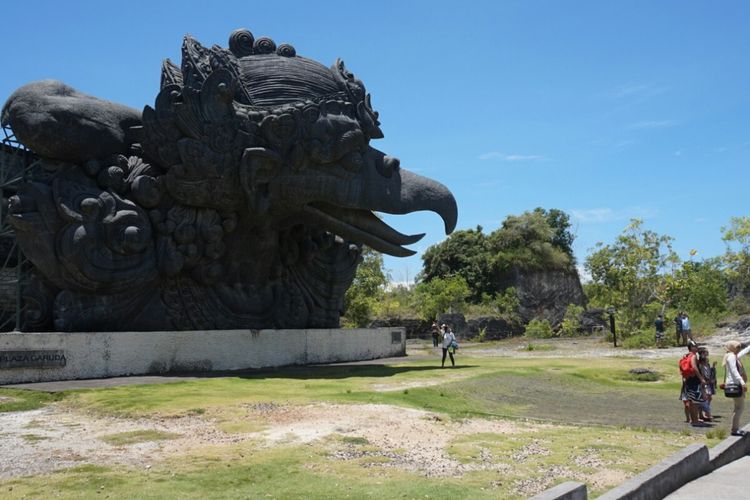 Patung kepala garuda di kawasan GWK Bali