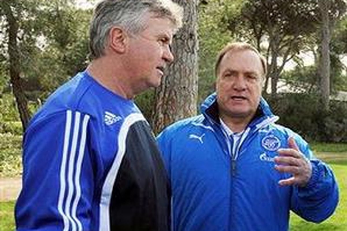 Pelatih timnas Rusia dan Chelsea, Guus Hiddink (kiri), berbicara dengan pelatih Zenit St. Petersbburg, Dick Advocaat, di pusat latihan Rusia di Belek, Turki.