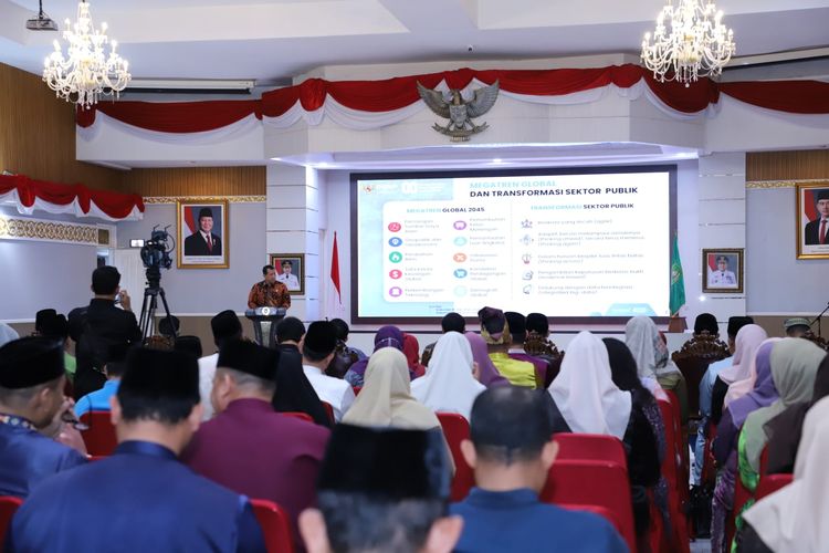 Wakil Menteri (Wamen) Pendayagunaan Aparatur Negara dan Reformasi Birokrasi (PANRB) Purwadi Arianto mengisi acara audiensi dengan aparatur sipil negara (ASN) di Pemprov Riau, Kamis (7/8/2025).