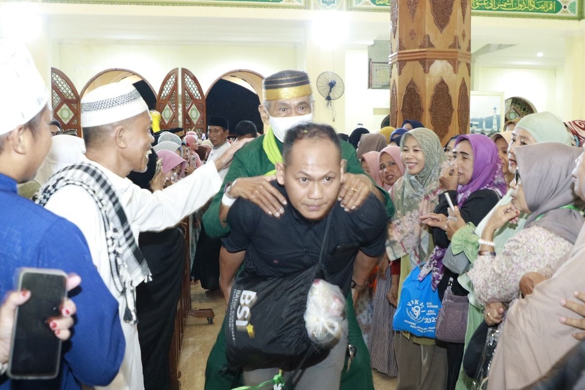 Laporan DPR: Calon Haji Usia 80-90 Tahun Tunggu Puluhan Tahun untuk Berangkat