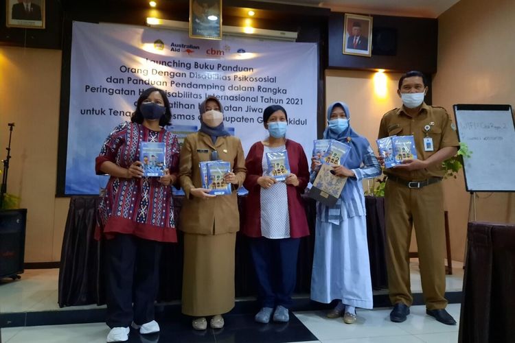 Kepala Dinas kesehatan Gunungkidul Dewi Irawaty (Baju Coklat jilbab Biru) membawa Buku dalam peluncuran buku Panduan dalam menangani orang Dengan Disabilitas Psikososial (ODDP) di Gunungkidul Selasa (7/12/2021)