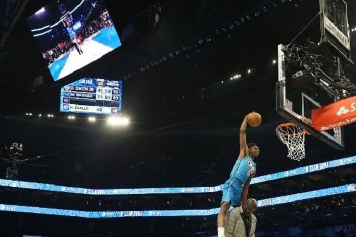 Hamidou Diallo menjadi juara kontes slam dunk seusai melompati Shaquille ONeal pada NBA All Star 2019 di Spectrum Center, Charlotte, 16 Februari 2019. 