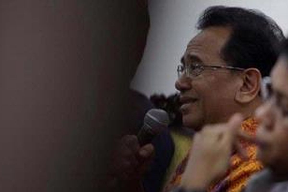 Anggota Komisi III Fraksi Gerindra, Martin Hutabarat bersama pengamat Tata Hukum Negara, Indra Putra Sidin menanggapi keputusan Mahkamah Konstitusi mengenai jabatan wakil menteri dalam diskusi di Gedung DPR/MPR/DPD, Jakarta, Kamis (7/6/2012). 