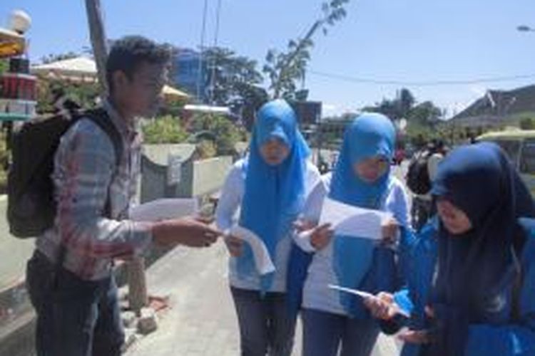 Puluhan pemuda di Kota Ambon membagikan selebaran berisi penolakan terhadap ISIS dan paham radikalisme agama kepada warga yang melintas di kawasan Tugu Gong perdamaian dunia, Kamis (26/3/2015).