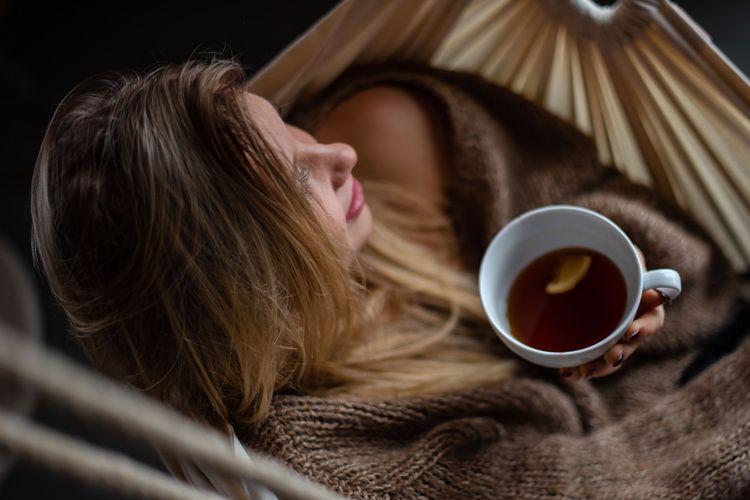Bangun dari kasur, bersantai dengan minum teh, bisa mengundang kantuk.