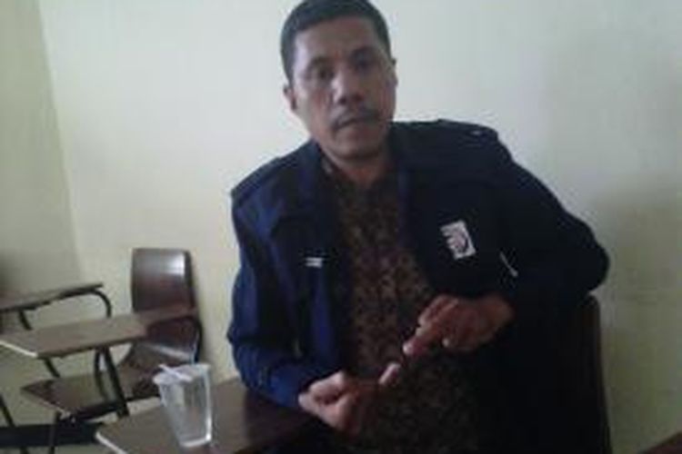 Marten Boiliu, petugas keamanan yang bertugas untuk PT Telkom sekaligus mahasiswa Fakultas Hukum Universitas Kristen Indonesia yang memenangkan gugatan judicial review UU Nomor 13 Tahun 2003 tentang Ketenagakerjaan pasal 96 di Mahkamah Konstitusi.  