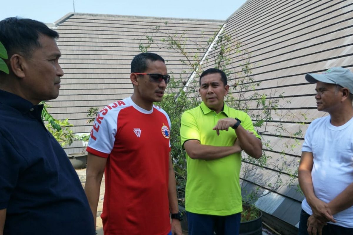 Wakil Gubernur DKI Jakarta Sandiaga Uno meninjau rumah warga yang menggunakan listrik bertenaga surya di Jalan Pepaya Raya, Jagakarsa, Jakarta Selatan, Minggu (15/7/2018).