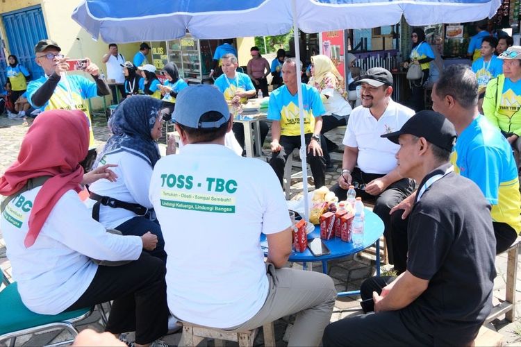 Suasana acara Kampanye Temukan, Obat, Sampai Sembuh (TOSS) TBC dalam rangka memperingati Hari Kesehatan Nasional (HKN) Ke-61 2025. Kegiatan ini mengusung tema ?Generasi Sehat, Masa Depan Hebat? di Kabupaten Pemalang, Jawa Tengah, Minggu (9/11/2025)