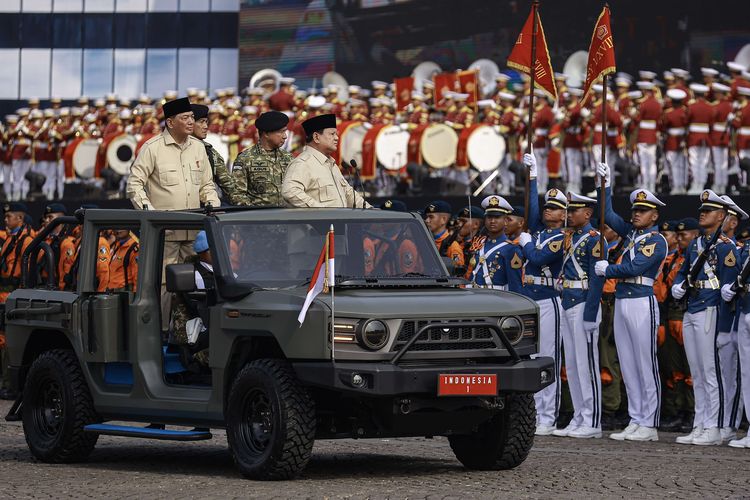 Presiden Prabowo Subianto (kanan) didampingi Menteri Pertahanan Sjafrie Sjamsoeddin (kiri) dan Panglima TNI Jenderal TNI Agus Subiyanto (kedua kanan) melaksanakan inspeksi pasukan pada Upacara HUT ke-80 TNI di kawasan Silang Monas, Jakarta, Minggu (5/10/2025). Peringatan HUT ke-80 TNI mengangkat tema besar TNI Prima, TNI Rakyat, Indonesia Maju.