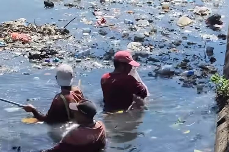 Proses pembersihan sungai di Surabaya, Selasa (8/7/2025).
