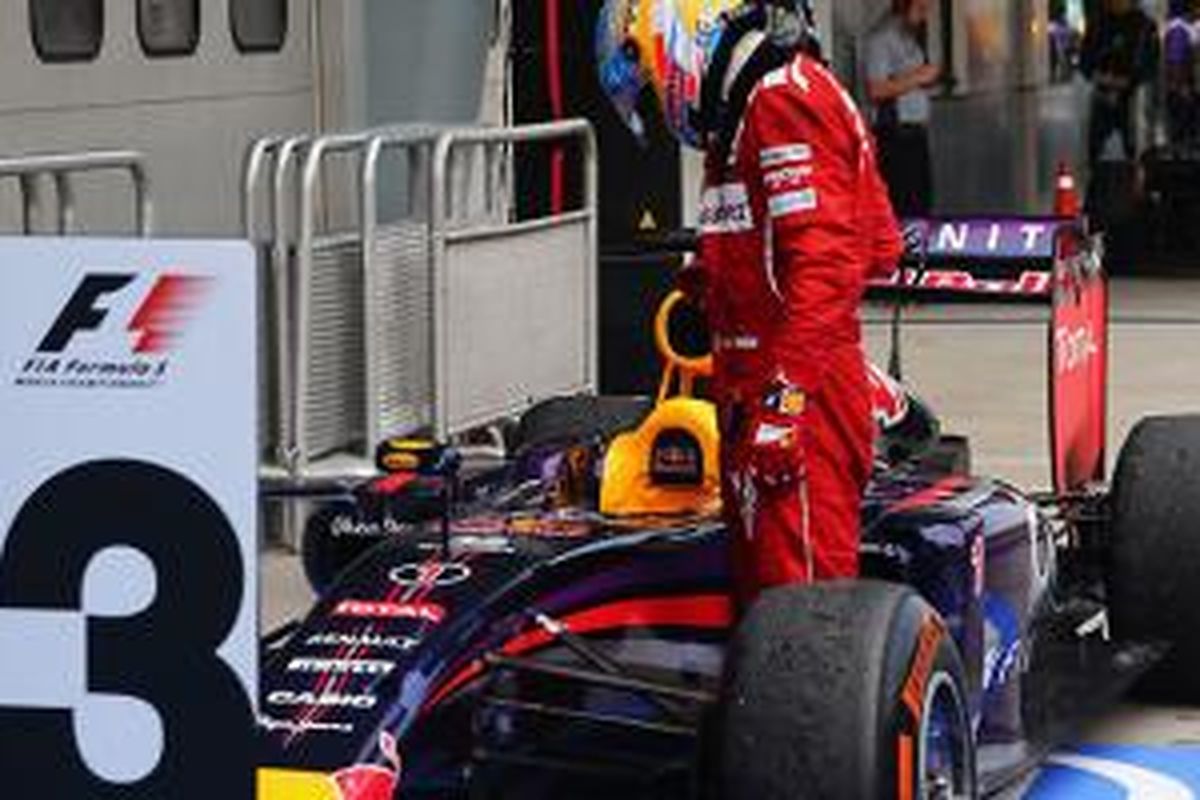 Alonso memperhatikan mobil Vettel usai F1 Malaysia di Sepang, Minggu (30/3/2014)