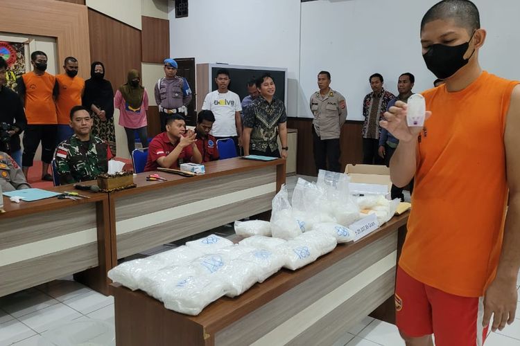 Tersangka pelaku narkoba tahanan Polres Nunukan, Kaltara, dipersilahkan membuktikan sendiri keaslian sabu sabu miliknya dengan narkotest