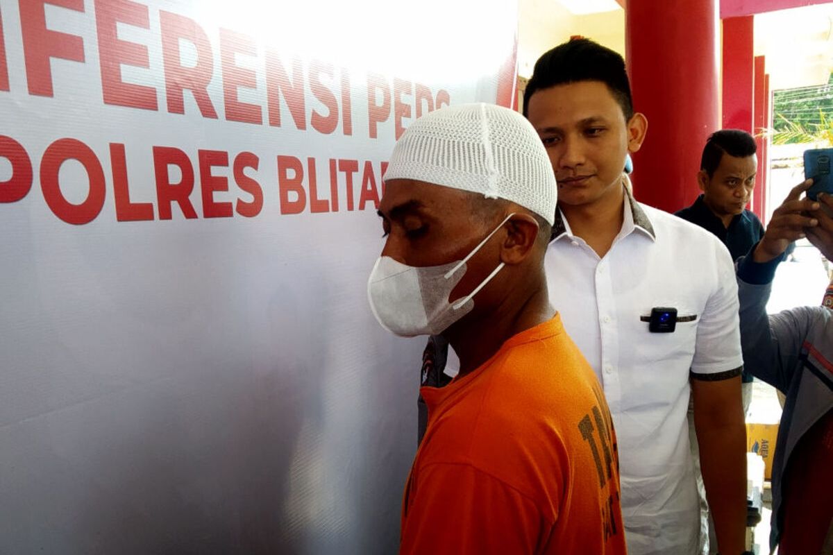 AS (46), warga Desa Boro, Selorejo, Kabupaten Blitar, dihadirkan sebagai tersangka pembunuhan terhadap WGM (56) pada konferensi pers di Mapolres Blitar, Jumat (27/10/2023)