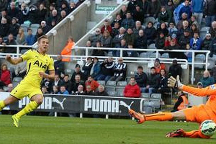 Cetak gol ke gawang Newcastle United, Minggu (19/4/2015), Harry Kane samai rekor tiga striker legendaris Inggris. 