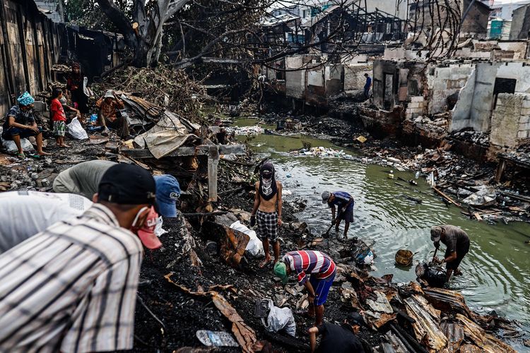 Suasana sisa kebakaran yang menghanguskan perkampungan padat penduduk di Duri Selatan, Tambora, Jakarta Barat, Kamis (13/8/2020). Sebanyak 382 keluarga atau 987 warga kehilangan tempat tinggal dan satu pasar tradisional terbakar.